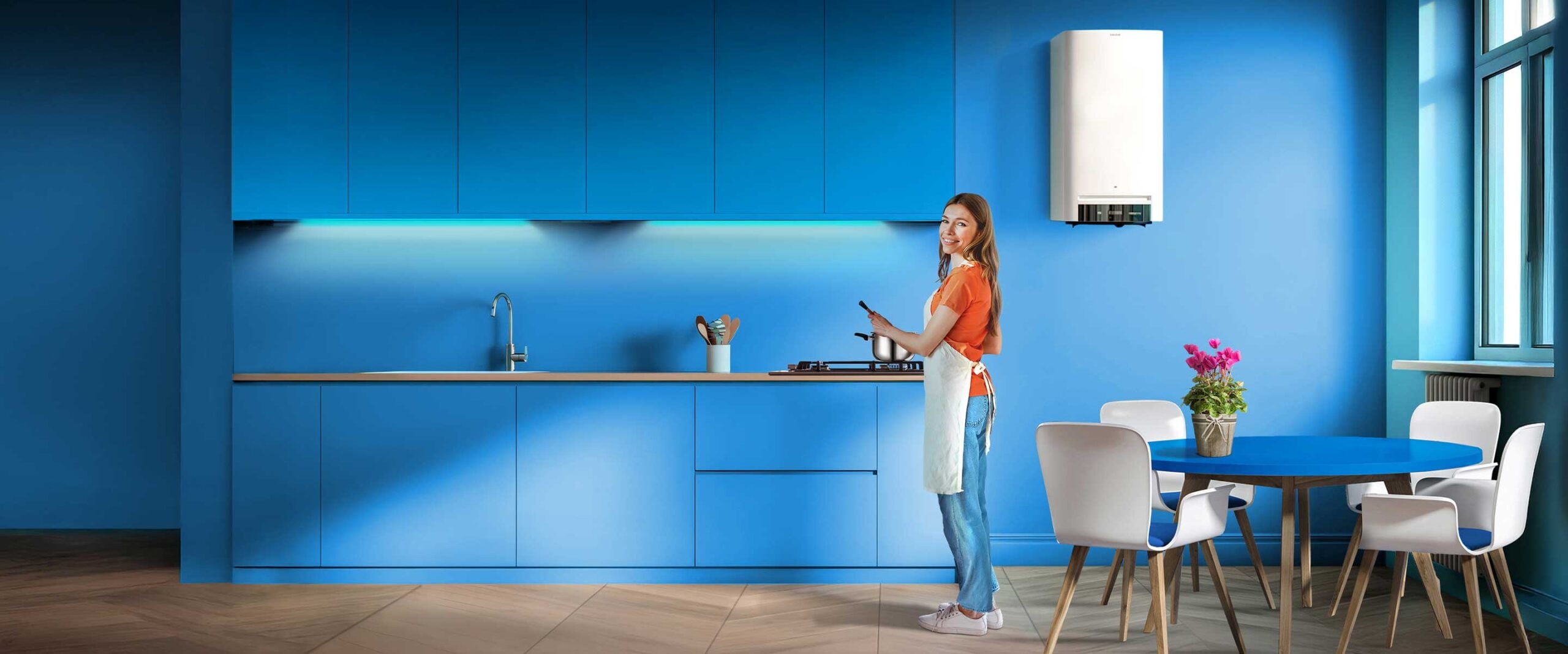 Donna in cucina blu moderna con scaldabagno a parete e tavolo da pranzo rotondo