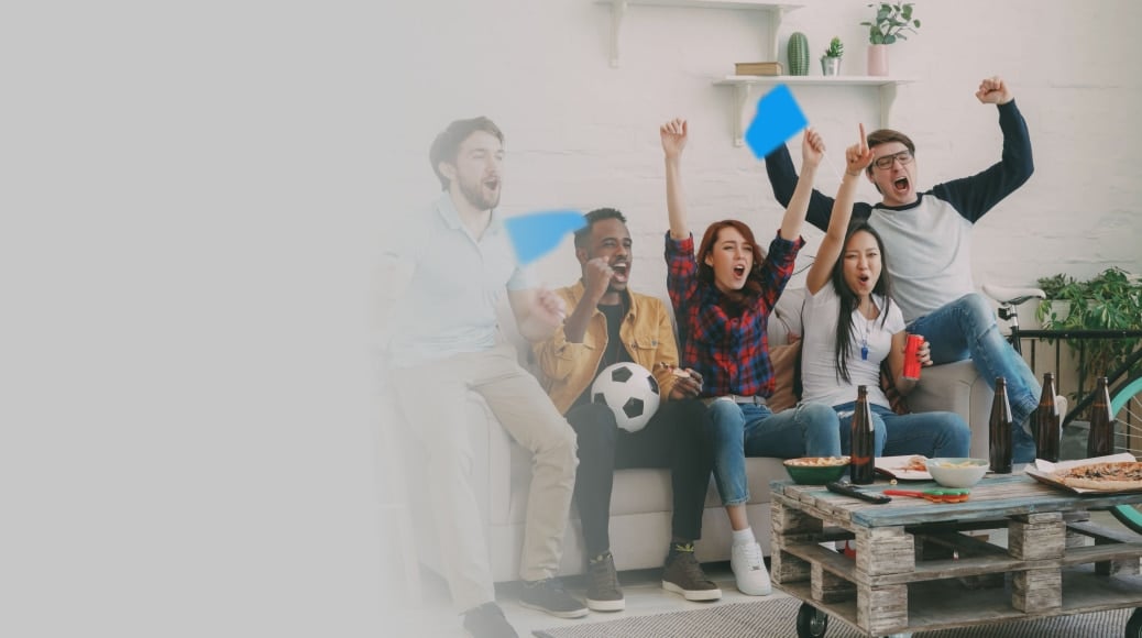 Gruppo di persone che festeggiano davanti a un televisore in un interno moderno