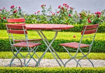 As spring breathes new life into your garden, it’s the perfect opportunity to refresh and revitalize your outdoor space. Whether you’re looking to maintain your lawn, add some stylish outdoor furniture, or upgrade your gardening tools, VonHaus has everything you need to transform your garden into a peaceful, functional retreat. With a wide range of high-quality, affordable products, VonHaus makes it easier than ever to get your garden looking its best this season. Let’s explore the essential tools, furniture, and lawn care products you can rely on to bring out the best in your garden this spring.