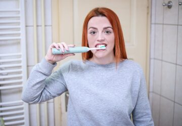 Un sourire radieux est plus qu’une simple caractéristique esthétique : c’est le reflet de la confiance, de la santé et du bien-être. Chez DiamondSmile®, nous pensons que tout le monde mérite de se réveiller chaque jour avec un sourire éclatant. En tant que marque française, profondément ancrée dans l’excellence et l’innovation, notre mission est de révolutionner les soins dentaires et de fournir des solutions de haute qualité pour obtenir votre plus beau sourire.