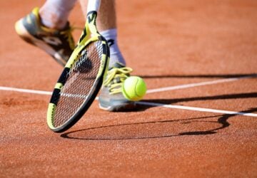 Im Herzen Europas erfreut sich Tennis noch größerer Beliebtheit und dient Sportlern aller Generationen und allen, die sich zumindest ein bisschen für dieses grenzenlos schöne und spannende Spiel interessieren, als Motivation. Tennis-Point, ansässig in Österreich und auf dem ganzen Kontinent ein Begriff, ist zu einer der Anlaufstellen für Tennisbegeisterte geworden – egal, ob Sie Ihren ersten Schläger noch nicht aus der Hand legen können oder an hochklassigen Wettkämpfen teilnehmen. Ganz einfach: Mit einer intuitiven E-Commerce-Website und ergänzend zu stationären Geschäften in ganz Europa bietet Tennis-Point nicht nur Produkte, sondern ein branchenführendes Einkaufserlebnis für alle, die den Tennisplatz erobern möchten.