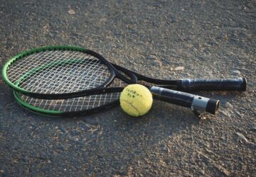 Für Tennisbegeisterte auf der ganzen Welt kann die richtige Ausrüstung den entscheidenden Unterschied in Bezug auf Leistung, Komfort und Spaß auf dem Platz ausmachen. Hier kommt TENNIS POINT ins Spiel, eine in Österreich ansässige Marke, die schnell weltweite Anerkennung für ihre Premiumprodukte, ihren beispiellosen Kundenservice und ihr Engagement für die Tennisgemeinschaft erlangt hat. Egal, ob Sie ein Anfänger oder ein erfahrener Profi sind, TENNIS POINT bietet eine Komplettlösung für alles, was mit Tennis zu tun hat, und ist damit die ultimative Anlaufstelle für Spieler aller Niveaus.