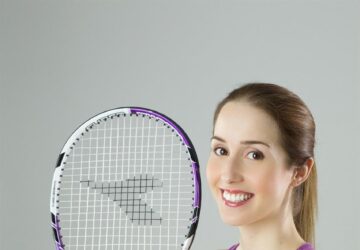 Tennis ist seit langem ein globaler Sport, der unzählige Spieler, sowohl Profis als auch Amateure, dazu inspiriert, den Schläger in die Hand zu nehmen und den Platz zu betreten. Mit der Entwicklung des Spiels ist jedoch auch die Nachfrage nach hochwertiger Ausrüstung und Ausstattung gestiegen, die den unterschiedlichen Bedürfnissen der Spieler gerecht wird. Hier kommt TENNIS POINT ins Spiel, eine in Österreich ansässige Marke, die sich schnell einen Ruf als Marktführer für Tennisausrüstung erworben hat. Durch Innovation, Qualität und ein ausgeprägtes Verständnis für die Bedürfnisse des modernen Spielers revolutioniert TENNIS POINT die Art und Weise, wie Tennisausrüstung auf der ganzen Welt hergestellt, verkauft und erlebt wird.