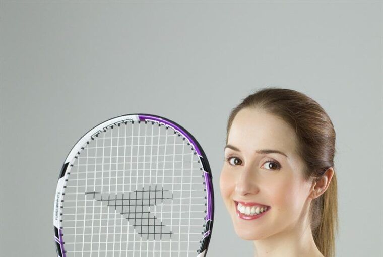 Tennis ist seit langem ein globaler Sport, der unzählige Spieler, sowohl Profis als auch Amateure, dazu inspiriert, den Schläger in die Hand zu nehmen und den Platz zu betreten. Mit der Entwicklung des Spiels ist jedoch auch die Nachfrage nach hochwertiger Ausrüstung und Ausstattung gestiegen, die den unterschiedlichen Bedürfnissen der Spieler gerecht wird. Hier kommt TENNIS POINT ins Spiel, eine in Österreich ansässige Marke, die sich schnell einen Ruf als Marktführer für Tennisausrüstung erworben hat. Durch Innovation, Qualität und ein ausgeprägtes Verständnis für die Bedürfnisse des modernen Spielers revolutioniert TENNIS POINT die Art und Weise, wie Tennisausrüstung auf der ganzen Welt hergestellt, verkauft und erlebt wird.