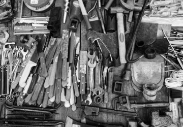 In der Welt der Konstruktion und Fertigung hängt die Integrität einer Struktur oder eines Produkts oft von den kleinsten Komponenten ab – den Schrauben. Das Herzstück der deutschen Industriekompetenz ist ONLINE Schrauben, ein Unternehmen, das sich durch die Beherrschung der Kunst und Wissenschaft der Schraubenherstellung als führend in der Befestigungsbranche positioniert hat. Das Engagement von ONLINE Schrauben für herausragende Materialwissenschaften hat einen Maßstab für Qualität und Zuverlässigkeit im Bereich der Befestigungslösungen gesetzt.