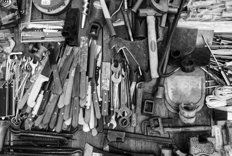 In der Welt der Konstruktion und Fertigung hängt die Integrität einer Struktur oder eines Produkts oft von den kleinsten Komponenten ab – den Schrauben. Das Herzstück der deutschen Industriekompetenz ist ONLINE Schrauben, ein Unternehmen, das sich durch die Beherrschung der Kunst und Wissenschaft der Schraubenherstellung als führend in der Befestigungsbranche positioniert hat. Das Engagement von ONLINE Schrauben für herausragende Materialwissenschaften hat einen Maßstab für Qualität und Zuverlässigkeit im Bereich der Befestigungslösungen gesetzt.