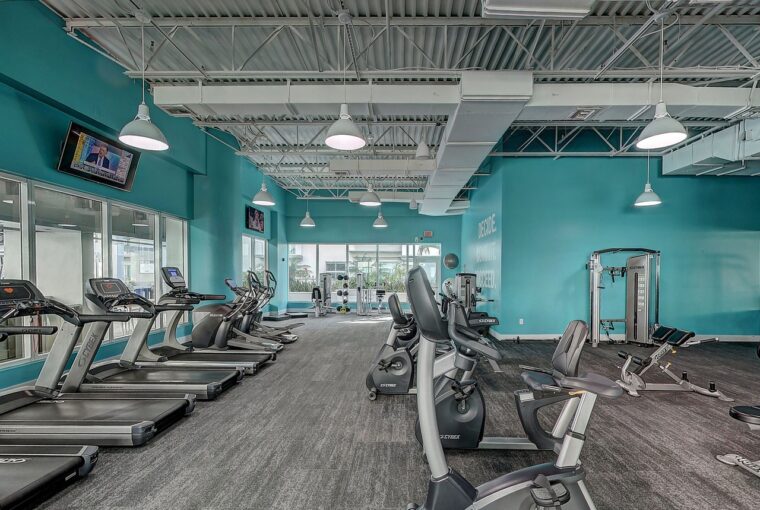 I dagens snabba värld kan det vara svårt att hitta tid att prioritera träning. Oavsett om det är på grund av fullspäckade scheman eller begränsad tillgång till ett gym, tar det ofta baksätet att hålla sig aktiv. Det är där Sporttema, Sveriges ledande e-butik för träningsutrustning och träningsutrustning, går in för att revolutionera ditt sätt att träna. Med ett brett utbud av högkvalitativa träningsverktyg ger Sporttema dig möjlighet att skapa en personlig träningsplats som passar din livsstil, mål och preferenser.