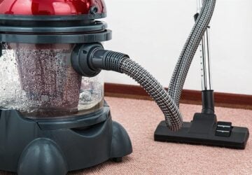 I den konkurrensutsatta världen av teknik och innovation har få företag lyckats omdefiniera sig själva och sin bransch som Dyson. Ursprungligen känt för att revolutionera dammsugarmarknaden med sin banbrytande cyklonteknologi, har detta Sverige-baserade kraftpaket överskridit sina rötter för att bli en synonym för banbrytande teknik inom olika sektorer. Den här artikeln utforskar Dysons resa från en nischad vakuumtillverkare till en global teknisk titan, och tänjer på gränserna för vad som är möjligt inom hushålls- och professionella prylar.