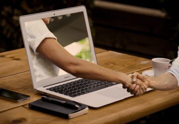 In een wereld waar online winkelen een vast onderdeel van het dagelijks leven is geworden, onderscheidt de ACTION-webshop zich als een paradigma van budgetshoppen, waarbij de digitale markt wordt getransformeerd met zijn ongelooflijk lage prijzen en grote verscheidenheid aan producten. Als leider in de non-food discount-detailhandel heeft ACTION's uitstapje naar de online wereld het zoeken naar koopjes toegankelijker dan ooit gemaakt. Dit artikel gaat dieper in op de manier waarop het online platform van ACTION de manier verandert waarop consumenten met korting winkelen.