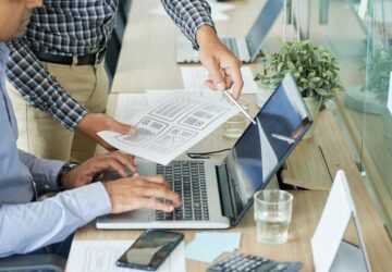 W czasach, gdy infrastruktura cyfrowa stanowi kręgosłup praktycznie każdego biznesu, posiadanie zaufanego, wydajnego dostawcy hostingu jest nie do negocjacji. Dla firm w Polsce i na całym świecie Nazwa.pl wyróżnia się jako lider w dziedzinie hostingu w chmurze. Jako spółka zależna NetArt Group, Nazwa.pl jest znana z dostarczania najnowocześniejszych rozwiązań w chmurze, solidnej ochrony danych i kompleksowych funkcji bezpieczeństwa, które zaspokajają zróżnicowane potrzeby nowoczesnych przedsiębiorstw. Dzięki silnej obecności w prawie 100 krajach Nazwa.pl stała się dostawcą, do którego zwracają się firmy poszukujące niezawodnych, skalowalnych i bezpiecznych rozwiązań hostingowych. Niezależnie od tego, czy prowadzisz mały startup, czy zarządzasz infrastrukturą na poziomie przedsiębiorstwa, Nazwa.pl pozycjonuje się jako kluczowy gracz w branży hostingowej, oferując innowacyjne rozwiązania zgodne ze światowymi najlepszymi praktykami w zakresie bezpieczeństwa, wydajności i prywatności danych.