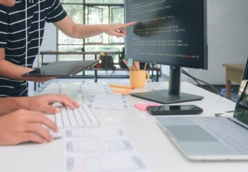 W dzisiejszym szybko zmieniającym się cyfrowym krajobrazie firmy coraz częściej zwracają się ku niezawodnym i innowacyjnym rozwiązaniom technologicznym, aby wzmocnić swoje operacje. Dla firm poszukujących wydajnego hostingu w chmurze, solidnych środków bezpieczeństwa i najwyższej klasy obsługi klienta Nazwa.pl jest jednym z najbardziej zaufanych dostawców. Jako część globalnie rozpoznawalnej Grupy NetArt, Nazwa.pl obsługuje klientów w prawie 100 krajach na całym świecie, dostarczając najnowocześniejsze usługi hostingowe, które odpowiadają potrzebom firm każdej wielkości. Dzięki kompleksowej ofercie produktów — w tym CloudMail, serwery VPS, Cloud Backup, certyfikaty SSL i usługi CDN — Nazwa.pl zyskała sobie renomę, oferując rozwiązania łączące niezawodność, innowacyjność i bezpieczeństwo. Przyjrzyjmy się bliżej temu, co sprawia, że ​​Nazwa.pl jest wyróżniającą się marką na rynku hostingu w chmurze i dlaczego nadal wspiera firmy na całym świecie.