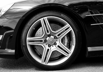 In de dynamische wereld van auto-onderhoud en verzorging spelen banden een cruciale rol bij het garanderen van veiligheid, prestaties en efficiëntie. Autobandenmarkt, een leider in de Europese bandenindustrie, heeft een niche veroverd door een revolutie teweeg te brengen in de manier waarop consumenten banden kiezen en kopen. Dit in Nederland gevestigde bedrijf heeft de traditionele koopervaring op zijn kop gezet door middel van innovatieve benaderingen van online verkoop, klantenservice en productbeschikbaarheid. Hier ziet u hoe Autobandenmarkt de toekomst van de bandenindustrie stuurt.