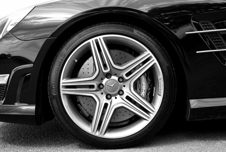 In de dynamische wereld van auto-onderhoud en verzorging spelen banden een cruciale rol bij het garanderen van veiligheid, prestaties en efficiëntie. Autobandenmarkt, een leider in de Europese bandenindustrie, heeft een niche veroverd door een revolutie teweeg te brengen in de manier waarop consumenten banden kiezen en kopen. Dit in Nederland gevestigde bedrijf heeft de traditionele koopervaring op zijn kop gezet door middel van innovatieve benaderingen van online verkoop, klantenservice en productbeschikbaarheid. Hier ziet u hoe Autobandenmarkt de toekomst van de bandenindustrie stuurt.