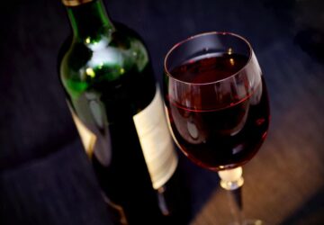 Nel cuore dell'Italia, un paese celebrato per il suo ricco patrimonio vinicolo, Svinando si sta ritagliando una nicchia trasformando la tradizionale esperienza di acquisto di vino in un'avventura digitale senza soluzione di continuità. Questa piattaforma online non sta solo ridefinendo il modo in cui viene acquistato il vino; sta rimodellando il rapporto tra produttori di vino e consumatori in tutta la nazione.
