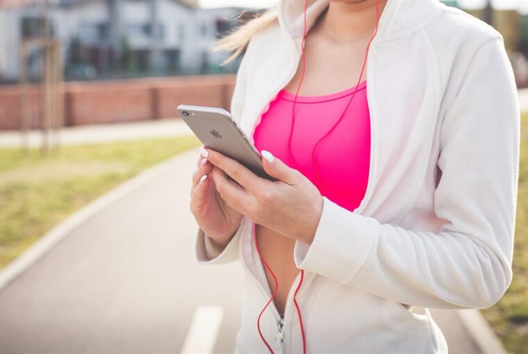 Dans le domaine dynamique des télécommunications, SFR constitue une figure dominante en France, derrière Orange en termes de taille et d'influence. En tant que l'un des opérateurs de réseaux mobiles pionniers du pays, SFR a joué un rôle central en connectant des millions de Français non seulement entre eux, mais aussi avec le monde. Cet article revient sur la manière dont SFR oriente la France vers un avenir marqué par une connectivité, une innovation et une transformation numérique sans précédent.