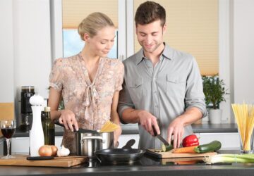 In het hart van elk huis staat de keuken als een ruimte van creativiteit, comfort en verbinding. Al tientallen jaren speelt Tefal, een merk dat wereldwijd bekendstaat om zijn revolutionaire antiaanbakkookgerei en keukenapparatuur, een cruciale rol in de transformatie van de manier waarop we koken. Als een merk dat geliefd is bij velen in Nederland, hebben de innovatieve producten van Tefal niet alleen de dagelijkse keukenroutines vereenvoudigd, maar ook opnieuw gedefinieerd wat het betekent om maaltijden te bereiden in een modern huishouden.