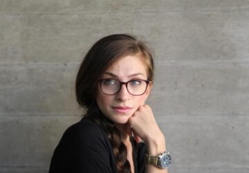 In de bruisende wereld van de optiekretail staat Pearle als baken van kwaliteit en innovatie. Als toonaangevende leverancier van brillen- en oogzorgdiensten in Nederland heeft Pearle consequent blijk gegeven van haar toewijding aan het verbeteren van het gezichtsvermogen en, bij uitbreiding, het verbeteren van levens. Met een rijke erfenis van uitmuntendheid is Pearle synoniem geworden voor eersteklas optische zorg, stijlvolle brillen en een klantgerichte aanpak.