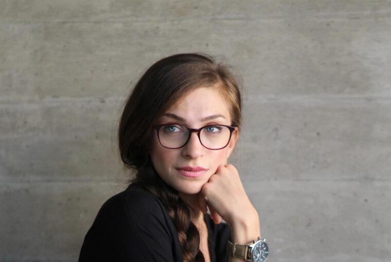 In de bruisende wereld van de optiekretail staat Pearle als baken van kwaliteit en innovatie. Als toonaangevende leverancier van brillen- en oogzorgdiensten in Nederland heeft Pearle consequent blijk gegeven van haar toewijding aan het verbeteren van het gezichtsvermogen en, bij uitbreiding, het verbeteren van levens. Met een rijke erfenis van uitmuntendheid is Pearle synoniem geworden voor eersteklas optische zorg, stijlvolle brillen en een klantgerichte aanpak.