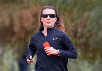 Dans le monde dynamique du sportswear, peu de marques ont réussi à laisser une empreinte durable sur le terrain et dans le monde de la mode. Le Coq Sportif, une marque synonyme d'élégance et de performance athlétique à la française, a réussi exactement cela. Fondée en 1882, cette marque emblématique est passée d'un petit fabricant français d'articles de sport à une puissance mondiale dans le domaine des vêtements de sport et de la mode streetwear. Avec une riche histoire d'équipement d'athlètes de classe mondiale et une réputation de mélange de style et de fonctionnalité, Le Coq Sportif a consolidé sa place d'icône mondiale de la mode sportive. De la piste à la rue, voici pourquoi Le Coq Sportif continue de mener la charge.