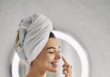 W dziedzinie pielęgnacji skóry poszukiwanie skutecznych, naturalnych składników skłoniło wiele marek do odkrywania głębi bogactw natury. Jedną z takich marek, która wyróżnia się innowacyjnym podejściem, jest Tołpa, uznana polska marka kosmetyków do pielęgnacji skóry. Tołpa wykorzystała unikalne właściwości torfu, aby stworzyć rewolucyjne rozwiązania do pielęgnacji skóry, które odpowiadają szerokiemu zakresowi typów i problemów skóry. Łącząc badania naukowe z uzdrawiającą mocą natury, Tołpa na nowo definiuje standardy pielęgnacji skóry.
