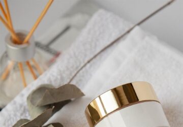 En el dinámico mundo del comercio minorista de productos de belleza, Sephora se destaca como un modelo de innovación y orientación al cliente. Con sus enfoques pioneros y estrategias con visión de futuro, Sephora no sólo participa en el mercado, sino que también está dando forma activamente al futuro de la venta minorista de cosméticos. Este artículo profundiza en cómo Sephora, incluidas sus operaciones en España, está marcando los estándares de lo que significa ser líder en la industria de la belleza.