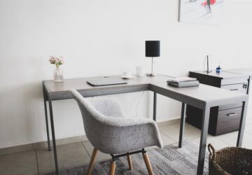 In der heutigen schnelllebigen Welt haben sich unsere Arbeitsplätze von einfachen Schreibtischen und Stühlen zu komplexen Umgebungen entwickelt, die Komfort, Produktivität und Wohlbefinden fördern sollen. Eine der größten Veränderungen im modernen Bürodesign ist die Hinwendung zu ergonomischen Möbeln, die sich auf die Schaffung eines Arbeitsplatzes konzentrieren, der die natürliche Körperhaltung unterstützt und Belastungen reduziert. Wenn Sie Ihren Arbeitsplatz für maximalen Komfort und Produktivität optimieren möchten, sind die ergonomischen Möbel von Ergofino die ultimative Lösung.Ergofino ist für seine innovativen Designs und hochwertigen Materialien bekannt und bietet eine Reihe ergonomischer Lösungen, die auf die Bedürfnisse von Berufstätigen, Studenten und allen zugeschnitten sind, die lange Zeit im Sitzen verbringen. Von verstellbaren Stühlen bis hin zu höhenverstellbaren Schreibtischen sind Ergofino-Produkte darauf ausgelegt, den Komfort zu erhöhen, langfristige Gesundheitsprobleme zu verhindern und die Gesamteffizienz zu steigern. In diesem Artikel erfahren Sie, wie die ergonomischen Möbel von Ergofino Ihren Arbeitsalltag deutlich verbessern können.