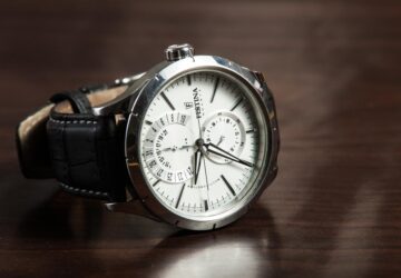 In de wereld van de horlogemakerij belichamen weinig merken Zwitserse precisie, minimalistisch design en tijdloze elegantie zo moeiteloos als Mondaine. Geïnspireerd door de iconische Zwitserse spoorwegklok zijn Mondaine horloges meer dan alleen tijdmeters: ze zijn een symbool van erfgoed, vakmanschap en innovatie. Voor degenen die een mix van functionaliteit en esthetiek waarderen, biedt Mondaine een onmiskenbaar ontwerp, geworteld in de geschiedenis maar perfect geschikt voor de moderne wereld. Of u nu een verzamelaar, een professional of gewoon iemand bent die waarde hecht aan kwaliteit, een Mondaine horloge is een statement van stijl en betrouwbaarheid.
