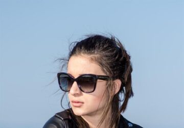 Pearle Opticiens, een prominente naam in de optische industrie, zet zich al tientallen jaren in voor het bieden van uitzonderlijke oogzorg en stijlvolle brillenoplossingen aan de Nederlanders. Met een vastberaden toewijding aan kwaliteit, innovatie en klanttevredenheid is Pearle Opticiens uitgegroeid tot dé bestemming voor mensen die op zoek zijn naar uitgebreide oogzorgdiensten en modieuze brillenopties.