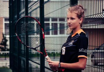 In der dynamischen Welt des Sporteinzelhandels haben nur wenige Unternehmen einen so großen Einfluss wie TENNIS POINT. Dieser in Deutschland gegründete führende Einzelhändler ist schnell zu einer Anlaufstelle für Tennisbegeisterte auf der ganzen Welt geworden und bietet eine umfassende Produktpalette, außergewöhnlichen Kundenservice und eine tiefe Leidenschaft für den Sport. Mit seinem innovativen Ansatz und seinem Engagement für Spitzenleistungen sorgt TENNIS POINT für Erfolg im wettbewerbsintensiven Bereich des Tenniseinzelhandels.